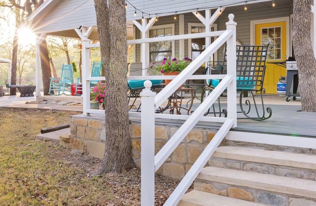 Young`s Point Lake House- 180 degree lake views! Boat slip and a circle drive!