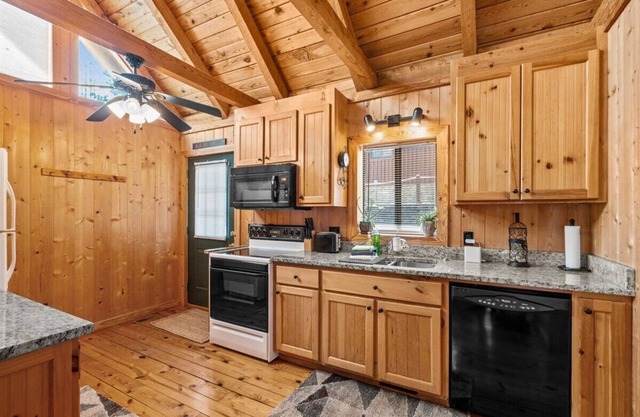 Waterfront LAKE KEOWEE Chalet near Clemson University