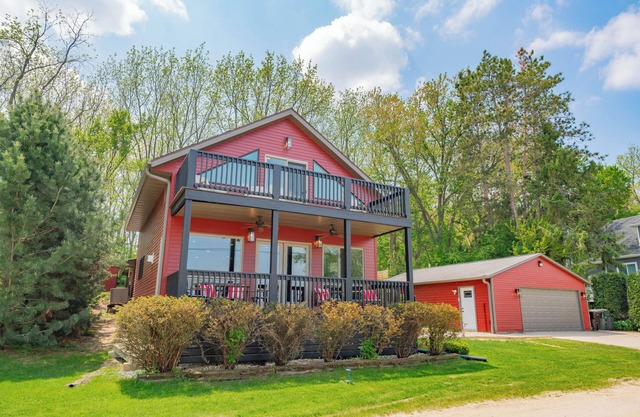 Waterfront Lake Koshkonong Retreat - 5BR with Fire Pit, Pier & Social Garage