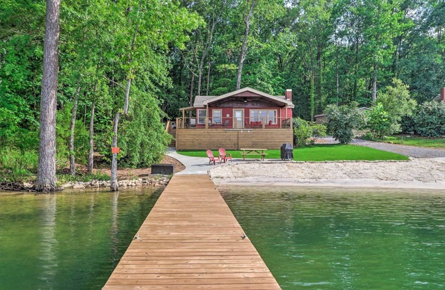 NEU! Waterfront Lake Martin Home mit Grill und Strand!