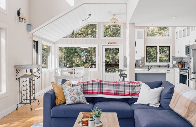 Waterfront Lake of Bays Cottage w/Sauna, Kayak, Canoe, BBQ, A/C