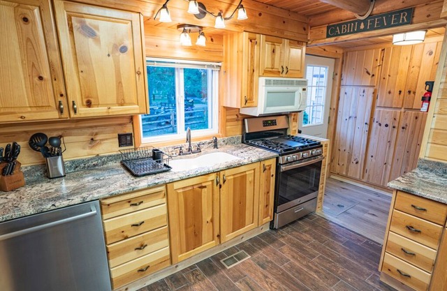 Waterfront Large Group Cabin w Dock