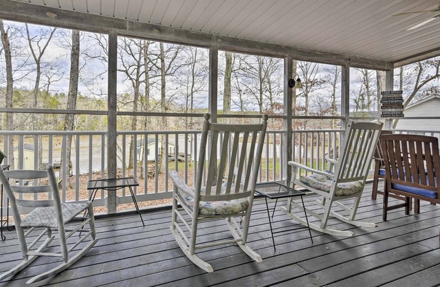 NEU! Waterfront Lodge am Lake Gaston: Schwimmen + Fischen!