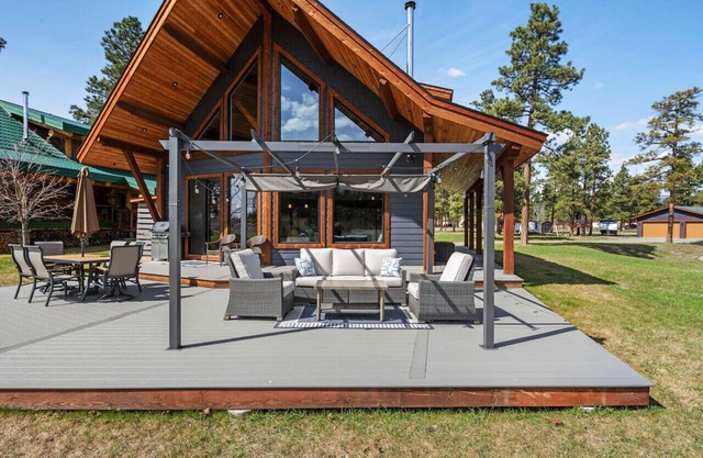 Waterfront Lodge | Private Dock | Rocky Mountains