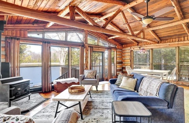 Waterfront log cabin - Utter privacy & relaxation