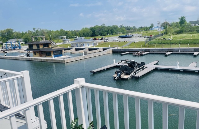 Waterfront Luxury Boathouse Villa in 1000 Islands - Alexandria Bay