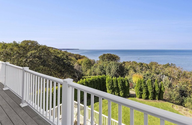 Waterfront Luxury Home: Private Pool, Sunsets & Coastline Views, Pool Table