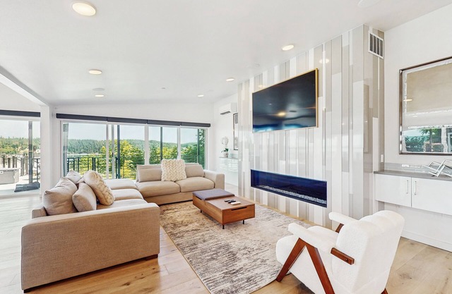 Waterfront Luxury Retreat – Perfect for Family Reunions