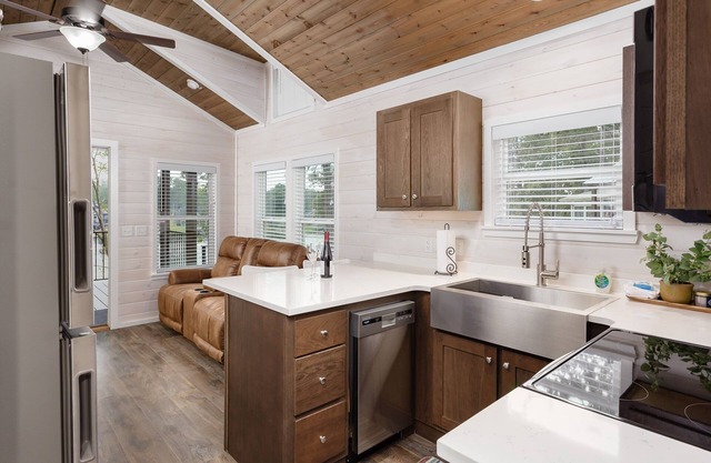 Waterfront Luxury Tiny Home 180 South on Wilson Lake Close to Robert Trent Jones