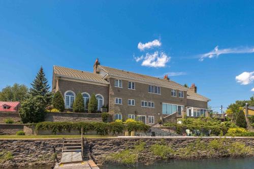 Waterfront Mansion with River & Mountain View, 40 Minutes from Montreal