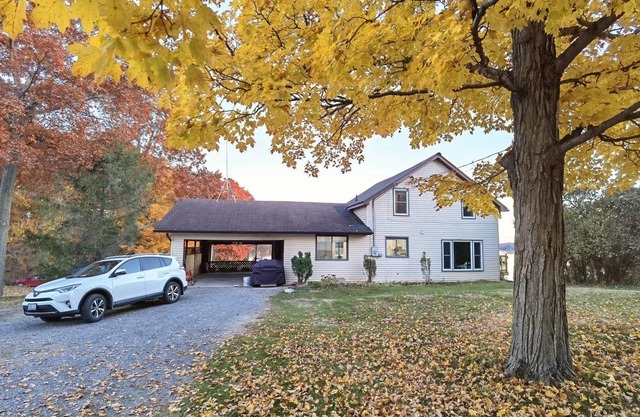 Waterfront Marina Cottage - 6 beds, private, firepit, no cleaning fee