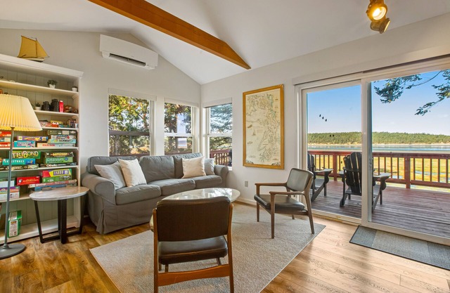 Waterfront Marrrowstone Island Retreat, Beach Access, Stunning Views