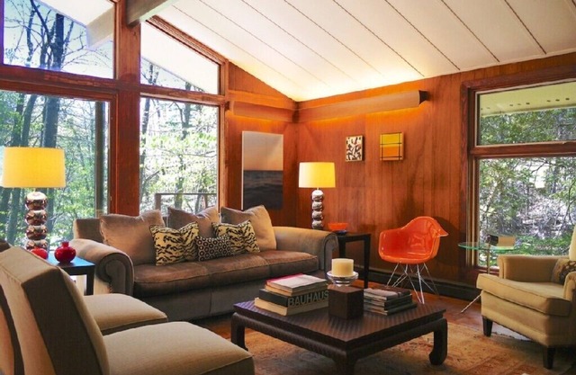 Waterfront Mid-Century Modern Gem Surround von Forever Wild Land