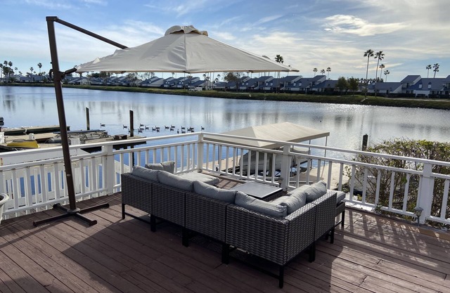 Waterfront modern home Sleeps 6 near Marina w/ Hot Tub & Large Deck
