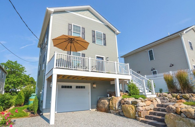 Waterfront - Near Beach - Central Air - Deck