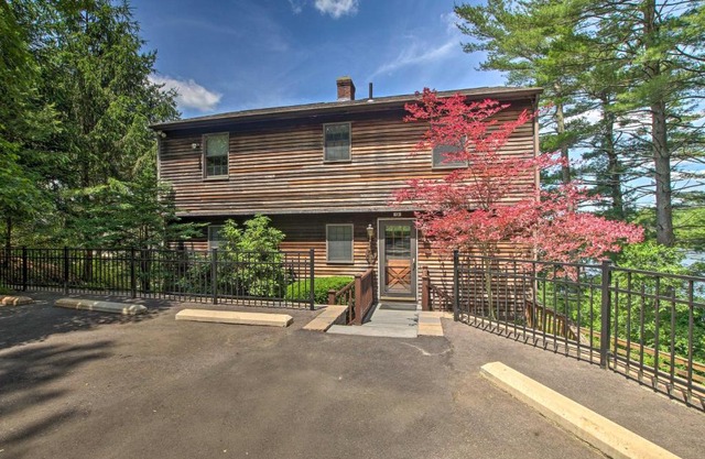 Waterfront New England House on Wickaboag Lake!