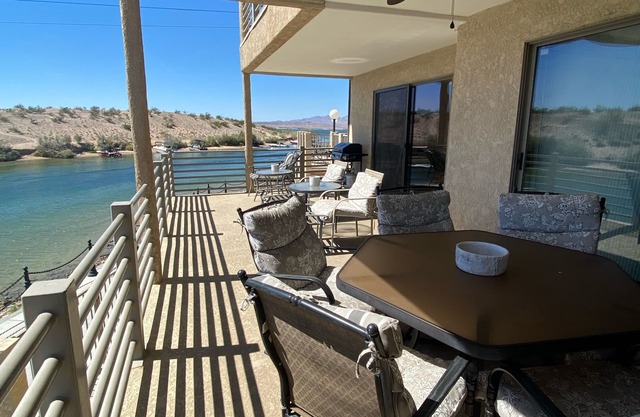 Waterfront Newly Remodeled 2x2 - Corner Unit, Walk to Bridge/Beach/Bars/Food