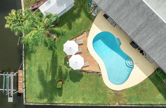 Waterfront Oasis Canal Views Boat Access Sleeps 10