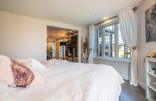 Waterfront Oasis: Luxury Retreat Between Ottawa and Montreal