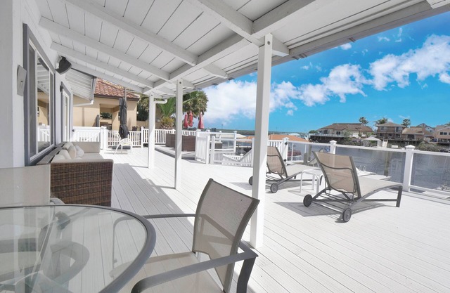 ⚓ Waterfront Oasis: Stunning 3 BDR in Discovery Bay | Sleeps 8