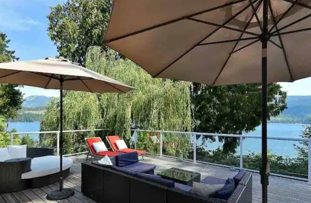 Waterfront Oasis With Hot Tub & Propane Fire Pit!