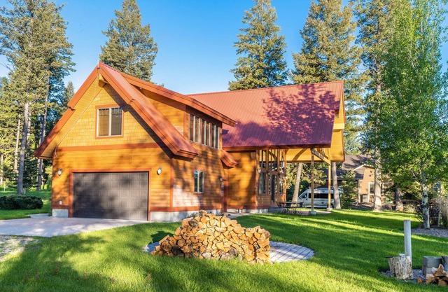 Waterfront Oasis with Mountain Views, Private Beach, WiFi & Firepit