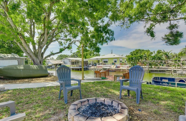Waterfront Okeechobee Getaway w/ Backyard Dock!
