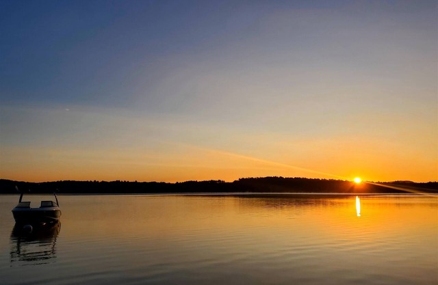 WATERFRONT ON BRANDY POND! SLEEPS 20!!