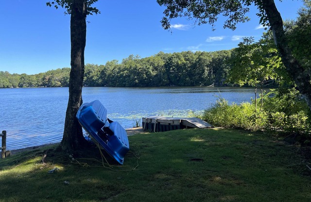 Waterfront on Lake! 6 bd, 2 bth. Central Air. Huge Deck. Paddle boat!