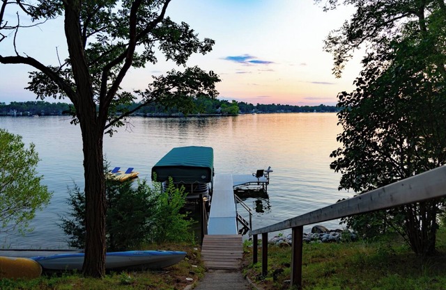 Waterfront on Silver Lake, private pier, pontoon rental, family fun!