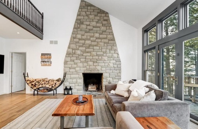 Waterfront open concept dream cottage with hot tub