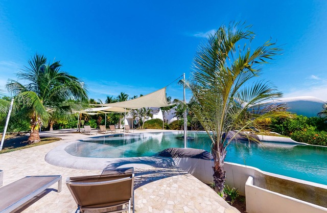 Organische Architektur am Wasser neben der Lagune mit privatem Pool