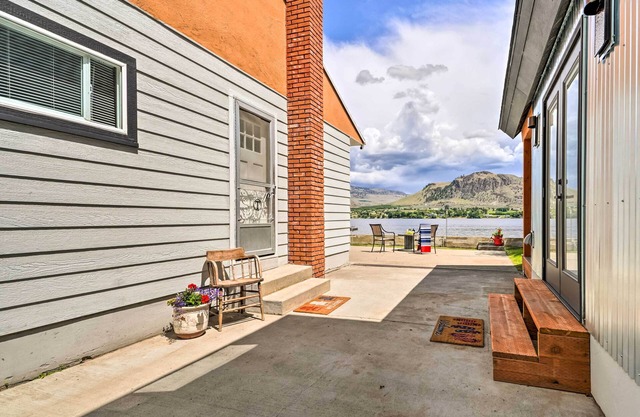 Waterfront Lake Osoyoos Cottage mit Strand und Terrasse!
