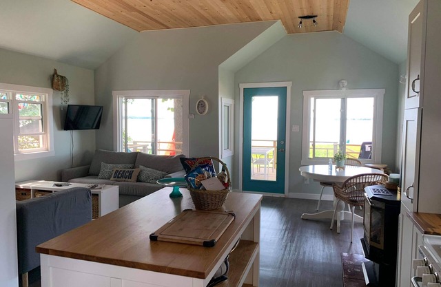 Waterfront Ottawa River Cottage sleeps 4-6