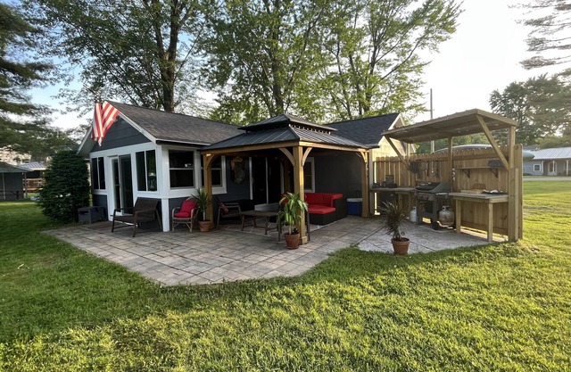 Waterfront!Outdoor living! Canoe kayaks paddleboard 60 ft dock Newly Renovated