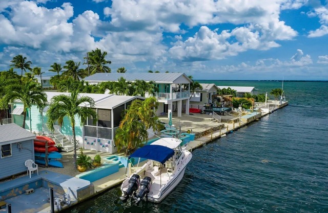 Waterfront Paradise in Florida Keys. Free use of Kayaks, and more!