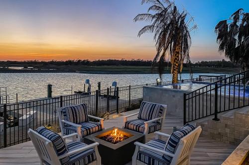 Waterfront Paradise, Private Pool & Dock, Poolside TV & Multi-TV Game Room