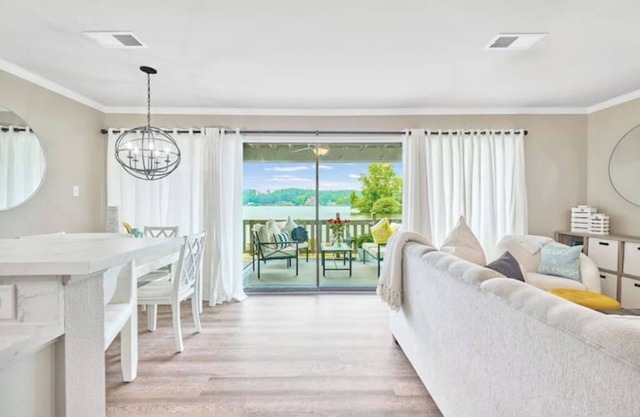 Waterfront Paradise 20 steps from back deck to pool and lake with free Wi-Fi