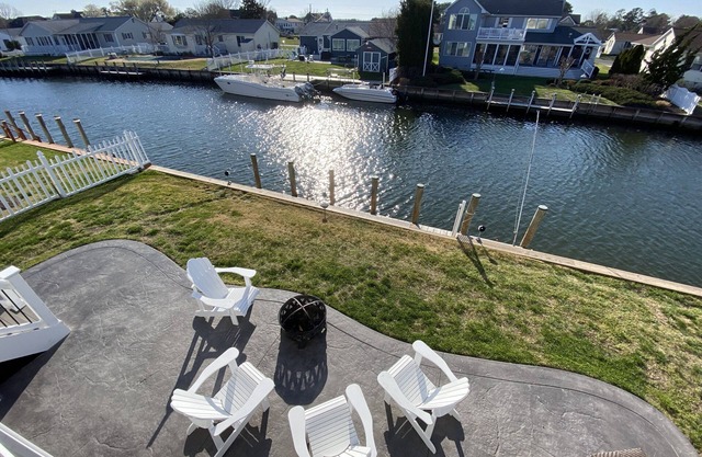 WATERFRONT PARADISE! Hot Tub! Bring Your Own Boat! Elevator (3 Floors Sleeps 13)