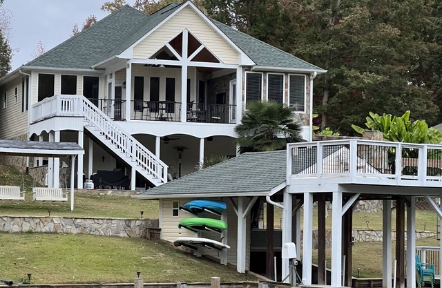 WATERFRONT/PEA HILL CREEK, BOATHOUSE, LINENS, RECENT REMODEL, OUTDOOR FIREPLACE