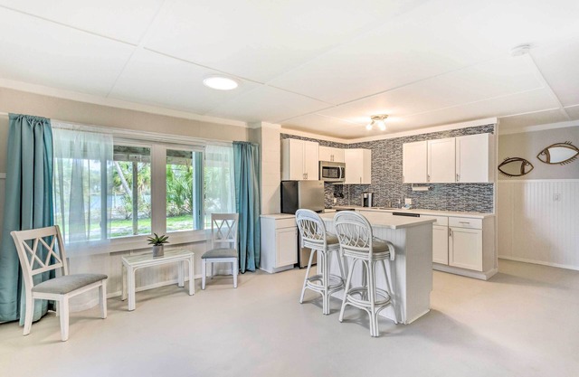 Waterfront Pensacola Getaway, Walk to Beach!