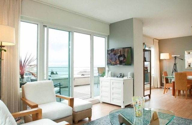 WATERFRONT PENTHOUSE. SPECTACULAR VIEWS, DEKKS, DATENSCHUTZ, RUHIG, PARKPLATZ.