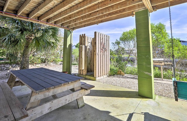 Cozy Home with Ocean View: 5 Mi to Keaton Beach!