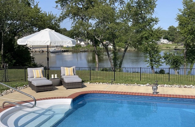 Waterfront, Private Saltwater Pool & Dock, Near Cambridge, Sleeps 10, Kayaks