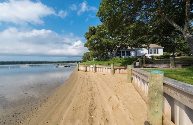 Waterfront, privater Familienstrand und Dock. Unglaubliche Sonnenuntergänge!