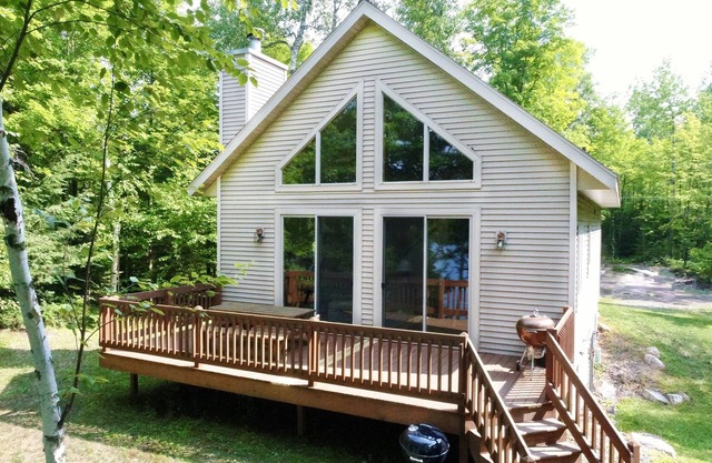 Waterfront Private home, Pet-friendly, Canoe Included! Summer Dates available!