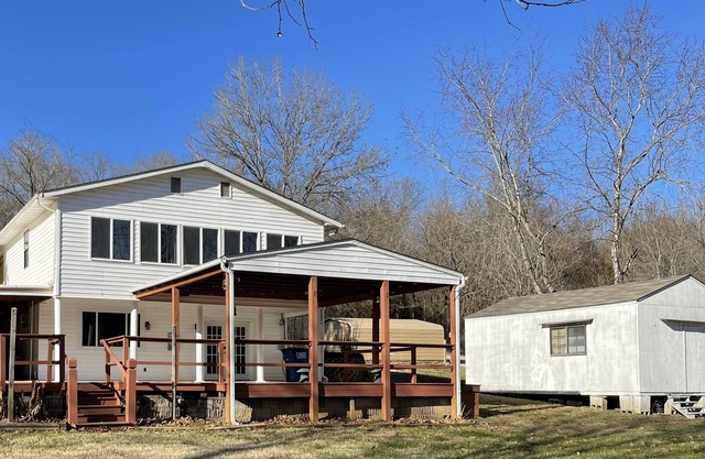 Waterfront property w/fishing dock nestled just outside of Branson and Tablerock