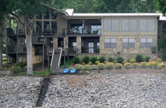 Waterfront-Eigenschaft befindet sich am Point Pleasant auf Enid Lake