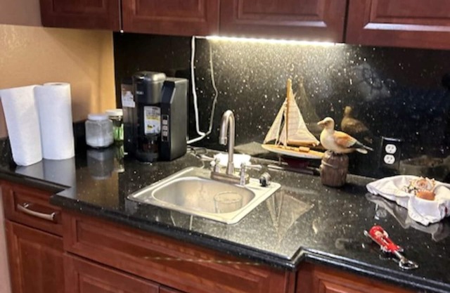 Propiedad con frente sobre Cedar Creek Lake. Con Guest House, puede traer perro