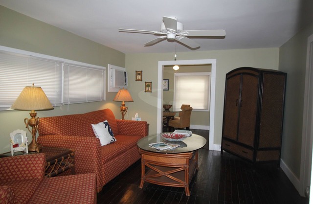Waterfront Eigentum mit einem malerischen Cottage mit einem Schlafzimmer genießen alten Florida Charme